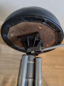 tabouret industriel assise en skaï et structure en acier