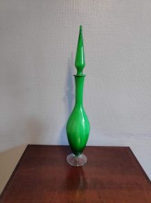 carafe en verre vert pomme et pied transparent