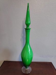 carafe en verre vert pomme et pied transparent