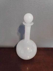 carafe blanche opaline avec bouchon rond