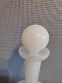 carafe blanche opaline avec bouchon rond