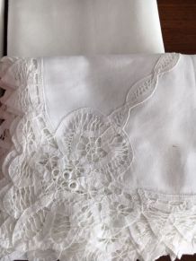 Ensemble 4 nappes et surnappes brodées