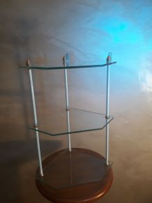 etagere d angle en verre 42x32 tres solide  ébrechure non vi