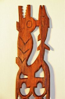 Peigne en bois décor crocodile et de poisson. Art ethnique.