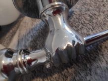 appliques mains en métal chromé et tulipes  opaline blanche