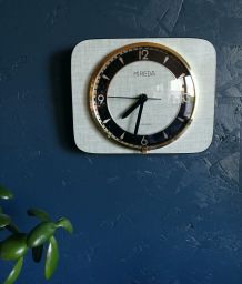 Horloge vintage, pendule murale "Mireda vert tendre et doré"
