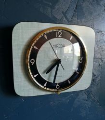 Horloge vintage, pendule murale "Mireda vert tendre et doré"
