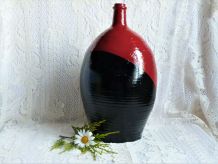En rouge et noir : ancienne cruche de ferme peinte.
