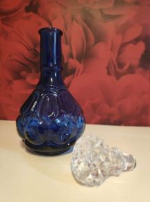 carafe bleue cobalt avec bouchon ciselé transparent