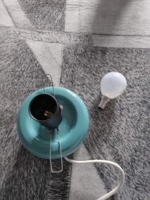 lampe en céramique bleue turquoise et globe opaline blanc