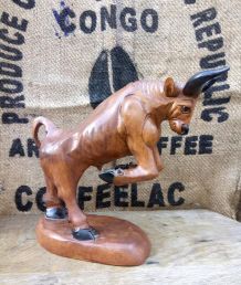 Taureau en bois sculpté 