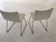2 chaises métal chromé et simili cuir blanc