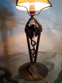 lampe  art deco fer forgèe avec tulipe en pate de verre 1930