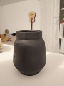 Vase en terre d'argile brute 