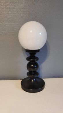 lampe vintage pied métal noir et globe opaline blanc