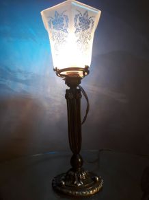 lampe tulipe; verre depoli  tres elegante  et pied bronze la