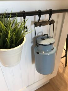 Ancien pot à lait émaillé bleu ciel