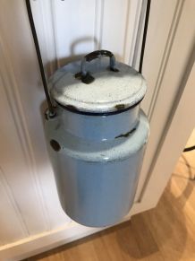 Ancien pot à lait émaillé bleu ciel