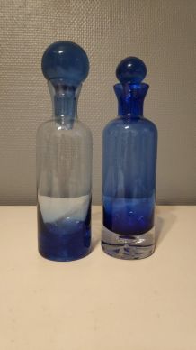 flacons en verre bleu avec bouchon rond
