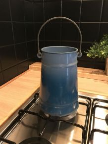 Pot à lait en métal émaillé bleu turquoise