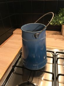 Pot à lait en métal émaillé bleu turquoise