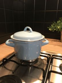 Petite cocotte en métal émaillé de couleur bleu clair