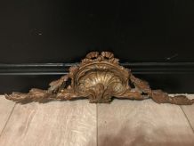 Fronton ancien en métal doré 