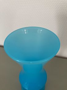 Vase en opaline bleue
