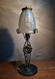 lampe fer forgé  noir avec patine or avec tulipe moulé  1920