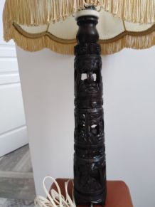 Lampe en bois exotique sculpté 