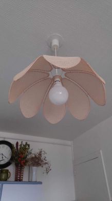 suspension fleur de lotus cannée sur armature en métal