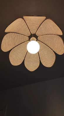 suspension fleur de lotus cannée sur armature en métal