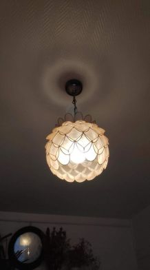 suspension en écailles nacrées beiges