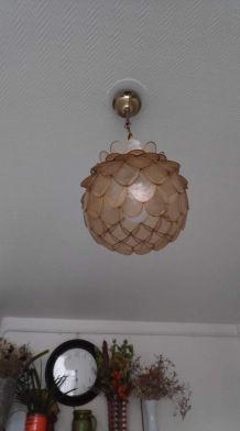 suspension en écailles nacrées beiges