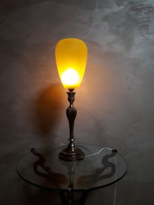tres grande lampe bronze  abat jour verre jaune opaque  1940