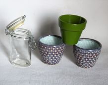 Lot de trois petits pots de fleurs plus boite verre