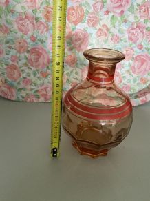 Carafe vintage rose liseré rouge 