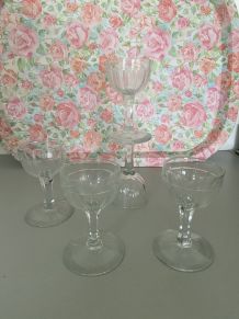 4 petits verres sur pied 