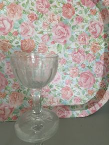 4 petits verres sur pied 