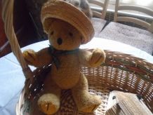 Ourson et son chapeau de paille