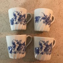 Série de 4 tasses en porcelaine de Limoges 