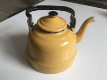 Bouilloire en tôle émaillée années 50