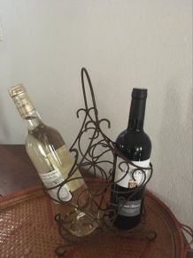 Porte bouteilles en fer vieilli.