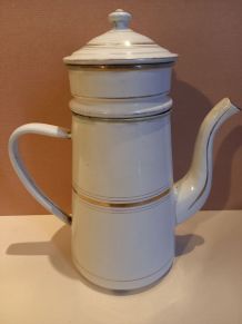 Ancienne cafetière émaillée Japy. 