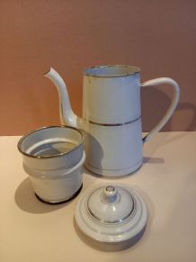 Ancienne cafetière émaillée Japy. 