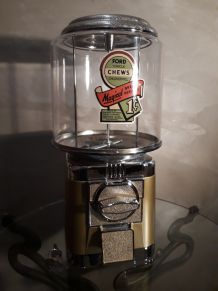 Distributeur chewing gum et bonbon. Style vintage, 80s globe