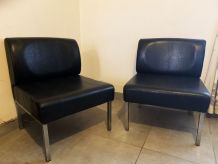 Paire de fauteuils chauffeuse vintage en cuir et chrome