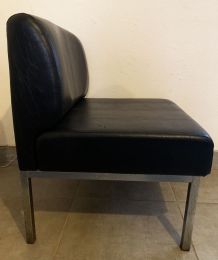 Paire de fauteuils chauffeuse vintage en cuir et chrome
