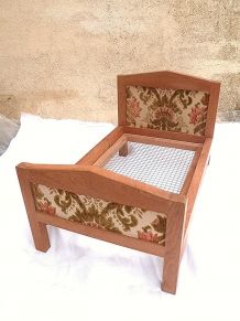 Lit de poupée en bois artisanal vintage