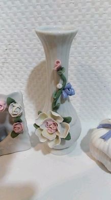 Trios porcelaine : vase , coffre a bojoux et porte-photo